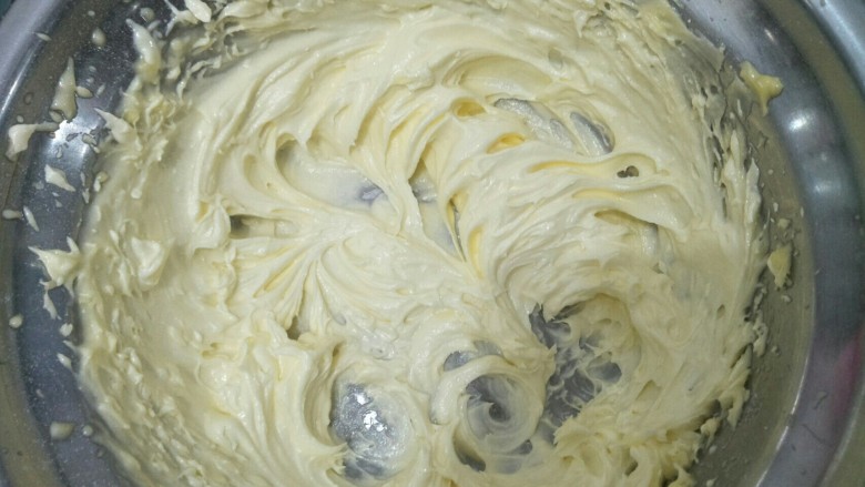 蛋黄饼,用电动打蛋器搅拌到体积蓬松，颜色变色。