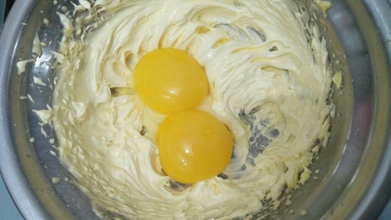 蛋黄饼,加入蛋黄。
