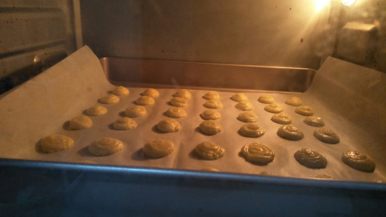 蛋黄饼,放入预热150度的烤箱烤十分钟。烤箱温度根据自家的调节。