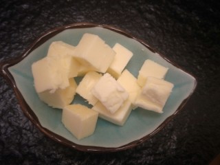 香软手撕椰蓉土司🍞,加入室温软化好的黄油30克。