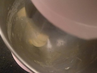 香软手撕椰蓉土司🍞,开一档把黄油和面团融合。看到再次成团后开高速搅打大约十分钟后出手套膜。