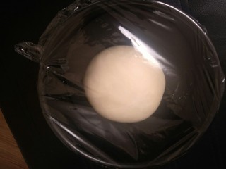 香软手撕椰蓉土司🍞,把面团收口滚圆放入碗里，室温发酵一个小时。