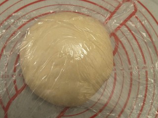 香软手撕椰蓉土司🍞,发酵完成后拿出。重新塑型。一个面团。盖保鲜膜松弛20分钟，让面筋松弛。