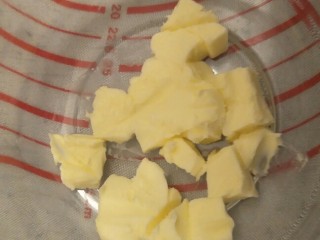 香软手撕椰蓉土司🍞,这段时间我们来制作椰蓉馅儿。准备30克无盐黄油室温软化。