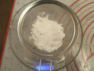 香软手撕椰蓉土司🍞,过筛30克糖粉。