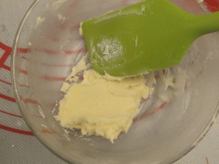 香软手撕椰蓉土司🍞, 用刮刀使黄油和糖粉融合。