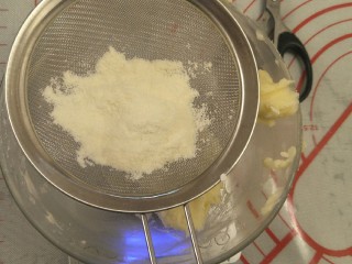香软手撕椰蓉土司🍞,加入10克奶粉。