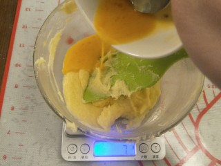 香软手撕椰蓉土司🍞,分两次加入25克鸡蛋液。