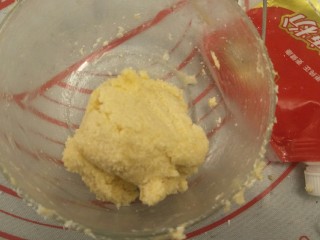 香软手撕椰蓉土司🍞,加入用厚是可以成团的，如果不能成团，黄油软化的太过了。放入冰箱冷藏一会儿，待用
。