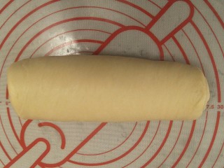 香软手撕椰蓉土司🍞,从上往下卷起，底下口封好。