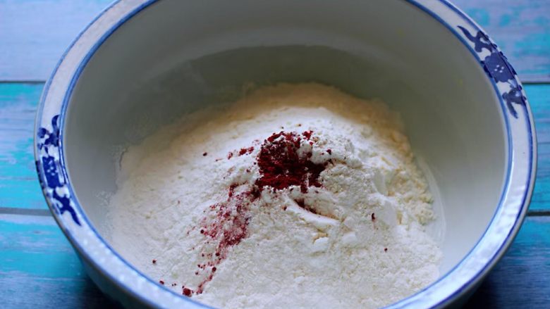超爽的酸汤馄饨,面粉加入红曲粉称重后。