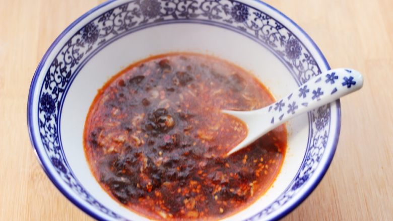超爽的酸汤馄饨,把煮馄饨的热汤倒入碗中，常言道：原汤化原食哟。