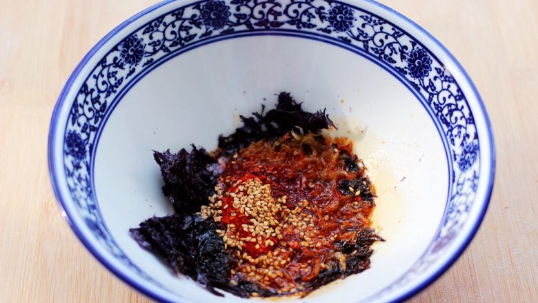 超爽的酸汤馄饨,锅烧热后把花生油烧热倒入碗中。