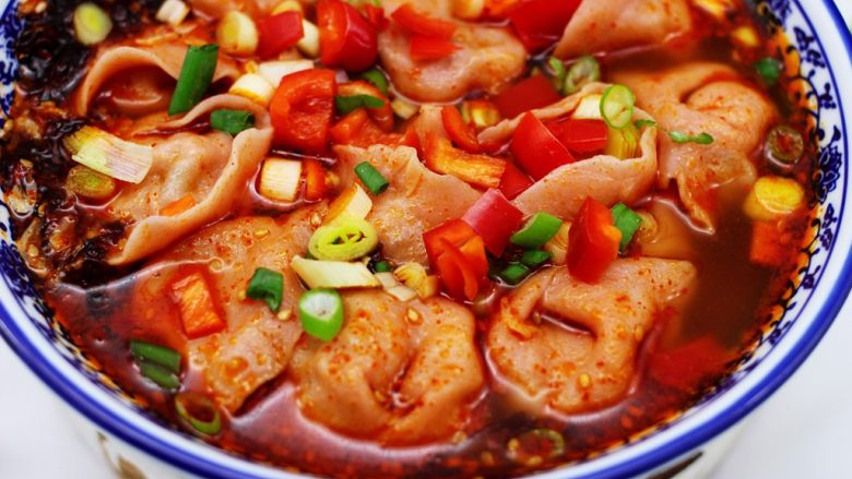 超爽的酸汤馄饨,把煮熟的馄饨捞到碗里即可开始享用。