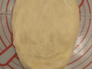 香软手撕椰蓉土司🍞,面团稍微用手拉成一个长方形。