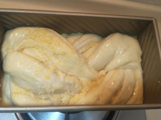 香软手撕椰蓉土司🍞,刷上鸡蛋液如果喜欢，还可以刷上杏仁片。