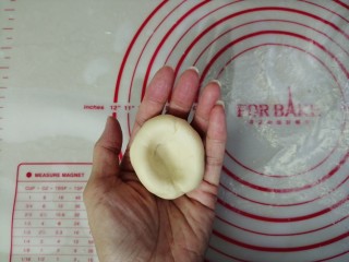 玉米碗蒸,将大的面团捏成中间凹的形状