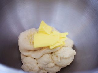 面包豆沙卷, 大约10分钟后加入黄油，继续启动3档快速揉面