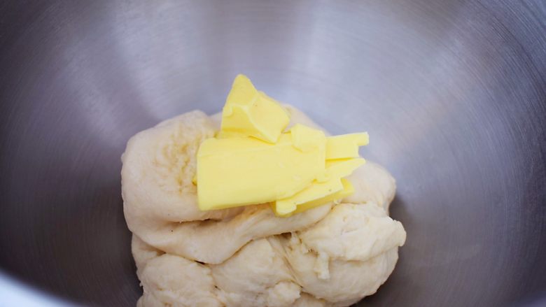 面包豆沙卷, 大约10分钟后加入黄油，继续启动3档快速揉面