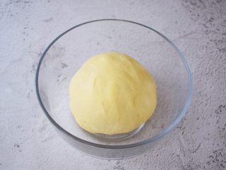 面包豆沙卷,取出揉圆放入容器中，放在温暖处发酵至两倍大左右