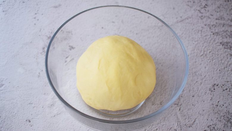 面包豆沙卷,取出揉圆放入容器中，放在温暖处发酵至两倍大左右