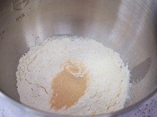 面包豆沙卷,  把材料除了黄油外全放入厨师机中，启动1档慢速揉成团，再转3档快速揉成光滑的面团