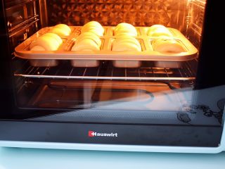 面包豆沙卷,放入预热好的烤箱，上下火160度，中层20分钟，烤好取出晾至手温后密封保存