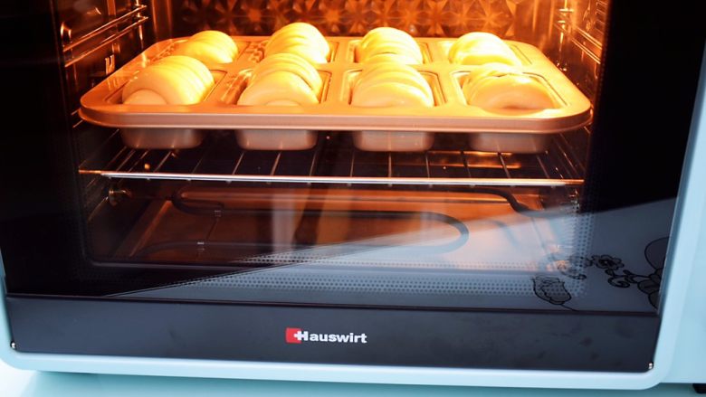 面包豆沙卷,放入预热好的烤箱，上下火160度，中层20分钟，烤好取出晾至手温后密封保存