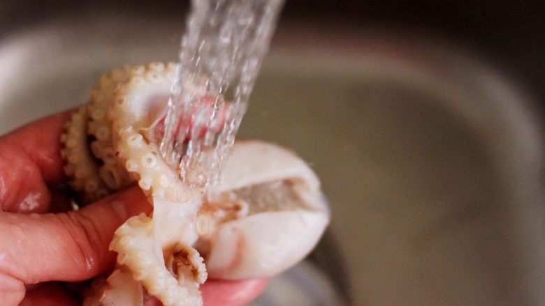 藕片爆桃花蛸,先把去除内脏的桃花蛸用自来水冲洗干净后。