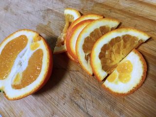 香橙炖排骨,切成片。