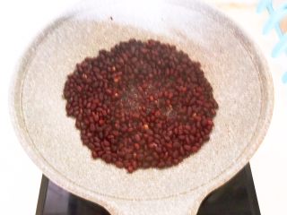 自制蜜豆,这时候会有少量水分溢出，继续小火慢炒