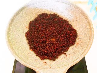 自制蜜豆,继续小火炒至红豆吸收糖汁，外表没有水分，豆粒松散即可