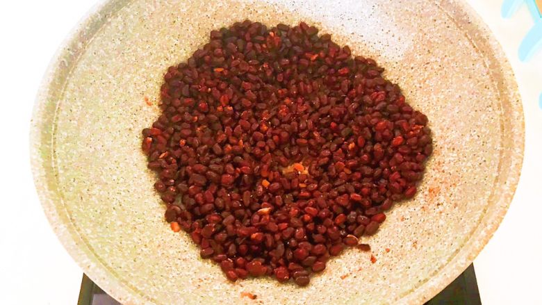 自制蜜豆,继续小火炒至红豆吸收糖汁，外表没有水分，豆粒松散即可