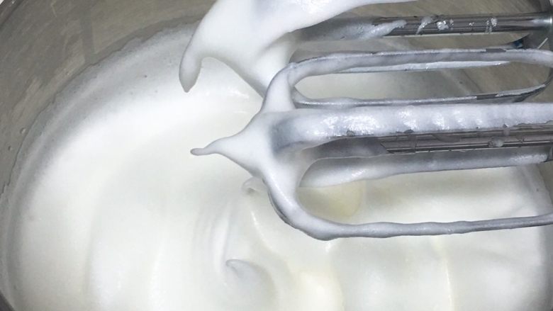 酸奶咖啡蛋糕,继续搅打50圈，蛋白变得细腻光滑，加入10克细砂糖。