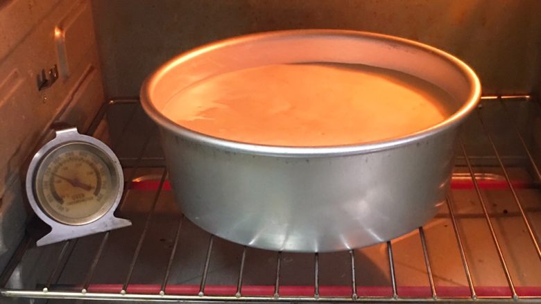 酸奶咖啡蛋糕,烤箱预热至150度，模具送入烤箱下层，烤制40分钟。烤完立即倒扣，三小时后再脱模。