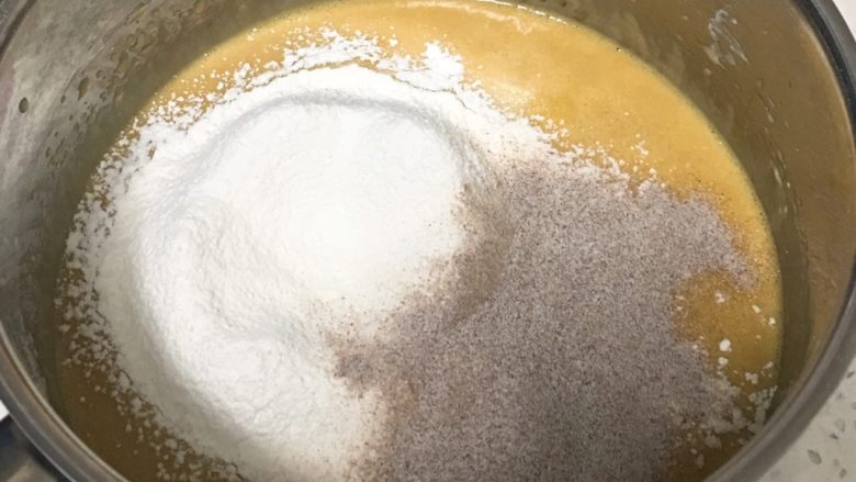 酸奶咖啡蛋糕,过筛低筋粉和<a style='color:red;display:inline-block;' href='/shicai/ 135879'>咖啡粉</a>，先用打蛋器搅拌。