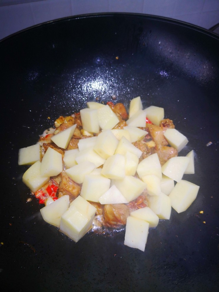 湘味红烧排骨焖土豆,倒入土豆翻炒，直到土豆变色，翻炒3分钟时间，让排骨上的味道慢慢融入土豆。