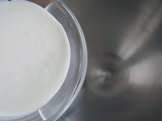 烘焙小白——美味港式蛋挞,将牛奶，淡奶油倒入厨师机内