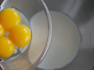烘焙小白——美味港式蛋挞,倒入蛋黄， 开启厨师机慢速将混合液搅匀，将鸡蛋打散、糖融化