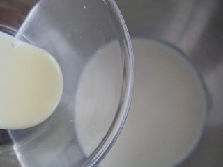 烘焙小白——美味港式蛋挞,将炼乳倒入厨师机内