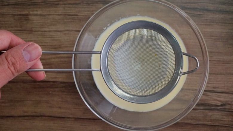 烘焙小白——美味港式蛋挞,取出筛网，将混合液进行过滤