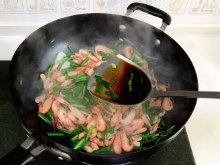 韭菜炒河虾,倒入1.5大匙生抽和1小匙蚝油翻炒。