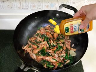 韭菜炒河虾,最后倒入1小匙鲜鸡汁调味料，翻炒均匀即可。