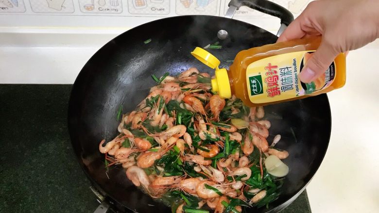 韭菜炒河虾,最后倒入1小匙鲜鸡汁调味料，翻炒均匀即可。