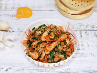 韭菜炒河虾,一道鲜美营养的韭菜炒河虾就制作完成了。