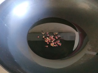 新文美食    干煸虾仁,锅中放入适量油烧热，加入花椒。