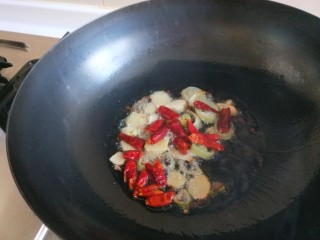 新文美食    干煸虾仁,加入葱姜蒜，干辣椒炒均匀。