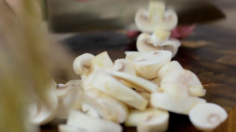 蘑菇炒肉片，鲜美的家常快手菜,蘑菇洗净切片。