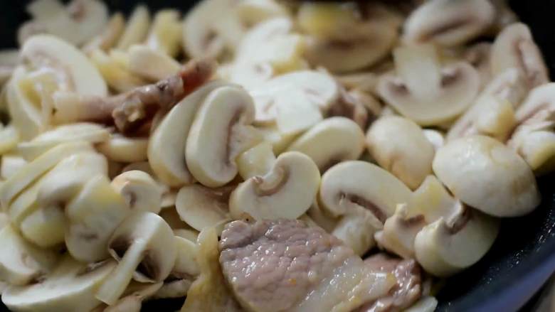 蘑菇炒肉片，鲜美的家常快手菜,倒入蘑菇，大火炒至断生。
