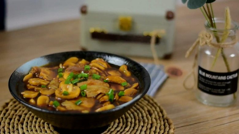 蘑菇炒肉片，鲜美的家常快手菜,色香味美，健胃开脾，营养价值丰富的蘑菇炒肉片，一起来尝试下吧~